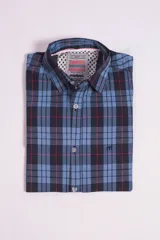 Camisa de manga corta Mistral con estampado de cuadros en tonos azules, negros y líneas rojas. Presenta cuello clásico, cierre frontal con botones y logo bordado en el pecho.