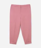 Pantalón de sastrería modelo carrot, color rosado, con corte holgado en la cadera que se afina hacia el tobillo. Presenta cintura alta, bolsillos laterales y terminación con dobladillo en el bajo.