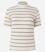 Blusa de ribana color marrón con rayas horizontales blancas, cuello medio, mangas cortas y corte ajustado.