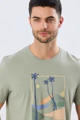 Remera azul marino de manga corta con cuello redondo y estampa frontal de un paisaje de playa con palmeras y el texto 'Legacy Beach Club'.