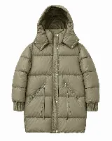 Campera puffer larga con capucha, color verde oliva, con cierre frontal de botones a presión, bolsillos laterales con cierre y puños tejidos acanalados.