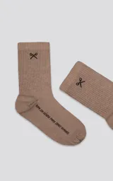 Medias 3/4 de algodón color marrón claro (biscuit), con tejido acanalado y logo bordado en la parte superior de la caña.
