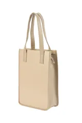 Bolso tipo tote de diseño estructurado y formato vertical, confeccionado en cuero sintético con textura grabada tipo cocodrilo. Cuenta con doble asa de hombro y cierre lateral.