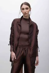 Vestido corto color borgoña, con capucha, cierre frontal y mangas largas fruncidas.