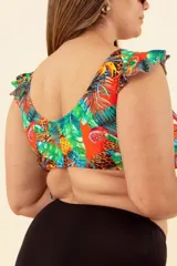 Top de bikini con estampado de hojas y animal print, con volados en los hombros y nudo en el escote.