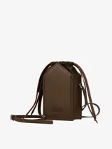 Bolso de hombro rígido color marrón, en piel de becerro lisa mate con correa plana, un compartimiento con cordones de piel y un bolsillo interior de parche.