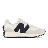 Championes New Balance modelo 327, color blanco con detalles en gris claro y el logo "N" en azul marino. Presentan una suela de goma negra con tacos prominentes que se extienden hasta el talón.