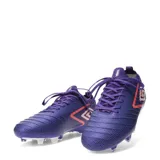 Championes de fútbol Umbro modelo Legacy Hg, color violeta con diseño geométrico y detalles en naranja y blanco. Presenta suela con tapones para césped y cierre con cordones.