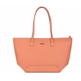Cartera tipo tote de cuero sintético color salmón, con doble asa de hombro y cierre superior. Presenta un diseño estructurado con refuerzo en la base y detalle de placa metálica con logo en el frente.
