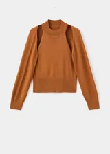 Jersey de punto fino color tostado, con diseño combinado de cuello halter y mangas largas integradas.