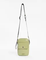 Bandolera porta celular verde claro de charol, con correa larga negra regulable y bolsillo frontal con botón a presión.