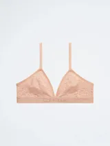 Soutien triangular de encaje color beige, sin aro ni relleno, con breteles regulables y banda elastizada con logo Calvin Klein.