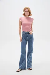 Musculosa de algodón color rosado, con cuello a la base, diseño al cuerpo y detalles de pequeños volados en las sisas.
