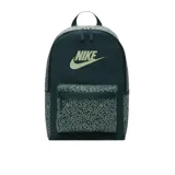 Mochila Nike Heritage color verde con estampado abstracto en el bolsillo frontal y laterales. Logo de Nike en blanco.
