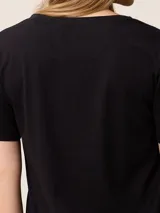 Remera de algodón con cuello en V y mangas cortas, de corte clásico y color azul marino.