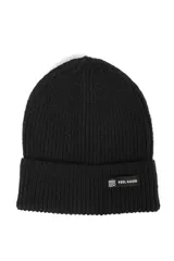 Gorro de lana tejido color lila con etiqueta negra con logo en el frente.