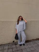 Pantalón de corte recto y holgado, confeccionado en tejido de algodón y poliéster, con cintura elástica.