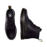 Botas de caña media Dr. Martens modelo Brookline, confeccionadas en cuero negro con acabado ceroso. Presentan cierre de cordones con seis ojales, suela gruesa con costuras amarillas visibles y tirador característico en el talón.