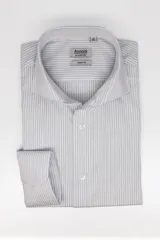 Camisa de vestir Annoni de corte clásico, confeccionada en 100% algodón, con diseño a rayas finas azules sobre fondo blanco, cuello italiano y botones de nácar.