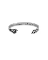 Brazalete rígido plateado con diseño abierto, con un caballo en un extremo y estrellas en el otro.