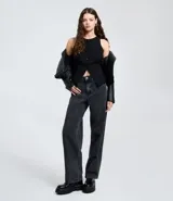 Pantalón de jeans para mujer, modelo baggy de cintura media, confeccionado en algodón con efecto deslavado. Presenta cinco bolsillos y cierre tradicional.