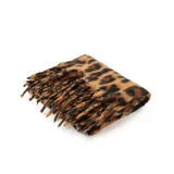Pashmina de tejido suave con estampado animal print de leopardo y terminaciones con flecos en los extremos.