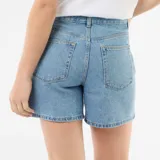 Short de jean de tiro alto, color azul claro, con diseño clásico de cinco bolsillos, presillas para cinto y cierre frontal con botón y cremallera.