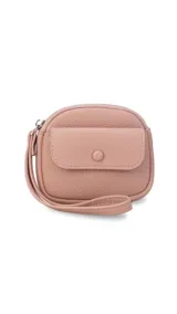 Monedero compacto de símil cuero con correa de mano, cierre perimetral y bolsillo frontal con solapa y botón a presión.