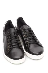 Zapatillas deportivas de cuero metalizado en color dorado, con cordones al tono y suela de goma color caramelo.