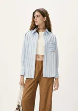 Remera corta color verde neón, de corte ajustado y mangas cortas.