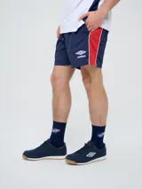 Short de baño de secado rápido, color azul, con cordón ajustable en la cintura, bolsillos laterales y el escudo del Club Nacional de Football junto al logo de Umbro bordados en las piernas.