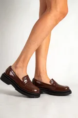 Mocasines color marrón charol con suela track negra.