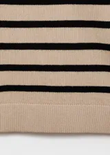 Jersey de punto fino beige con rayas horizontales negras, cuello redondo y manga corta.