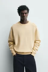 Jersey de punto con mezcla de lana y cashmere, de corte regular fit, cuello redondo y manga larga con acabados en rib.