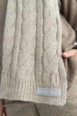 Bufanda larga color marrón claro, tejida en lana con diseño de trenzas.