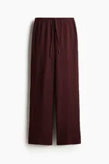 Pantalón recto de punto con textura efecto arrugado, cintura elástica con cordón de ajuste y diseño holgado.