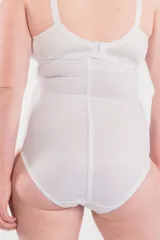 Faja alta color blanco, confeccionada en tela de alta contención con refuerzo frontal y ganchos delanteros reforzados. Incluye breteles desmontables y regulables.
