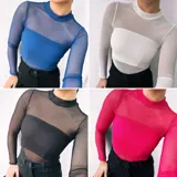 Body de red con cuello alto y mangas largas.