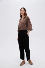 Pantalón slouchy de jean negro con pinzas en la cintura y tiro alto.