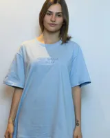 Remera oversize de algodón color lila, con estampado frontal de texto en el mismo tono.