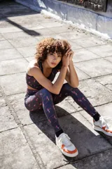 Calza larga negra con estampado abstracto en tonos rosa y rojo.