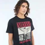Remera negra de manga corta con cuello redondo y estampado frontal de la banda Nirvana con diseño de astronauta y texto alusivo al álbum In Utero.