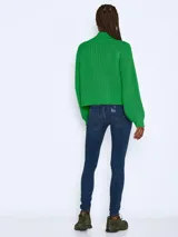 Sweater tejido de punto grueso con cuello alto, mangas largas raglán y puños acanalados. Presenta un diseño de calce holgado y textura acanalada.