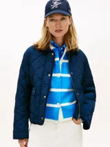 Campera acolchada Tommy Hilfiger de color azul marino, con diseño pespuntado en rombos, cierre frontal de botones a presión y bolsillos aplicados con solapa.