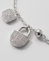 Pulsera de cadena fina de plata 925 con dijes colgantes en forma de candado y formas geométricas, adornados con circonias brillantes.