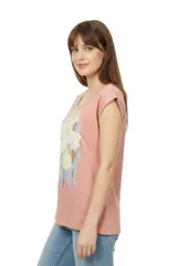 Remera de algodón blanca de manga corta, con cuello redondo y estampado frontal con la leyenda "New York" y flores abstractas en tonos marrones y rosados.