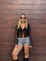 Short tiro alto con estampado animal print en tonos grises y blancos con lentejuelas plateadas.