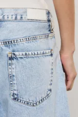 Bermuda de denim de tiro medio y calce holgado, en tono azul claro con proceso de lavado artesanal.