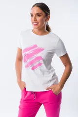 Remera blanca de viscosa con estampado de pinceladas fucsias y grises.