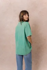 Remera de algodón con efecto lavado, de corte oversize, con cuello redondo y mangas cortas amplias.
